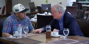 Ο Δημοκρατικός γερουσιαστής Κρις Βαν Χόλεν και ο σαλβαδοριανός μετανάστης Κίλμαρ Αμπρέγο Γκαρσία 