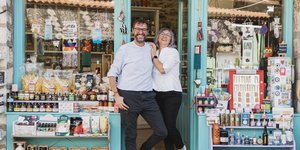 Ο Νικόλας και η Ευσεβία έξω από το εκλεκτοπωλείο «Για Φαντάσου» στη Δημητσάνα