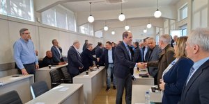 Ο Γιάννης Κεφαλογιάννης χαιρετά κόσμο στη Τρίπολη 