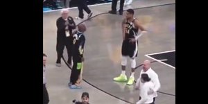 Η στιγμή που ο πατέρας του Χαλιμπάρτον προκαλεί τον Γιάννη Αντετοκούνμπο