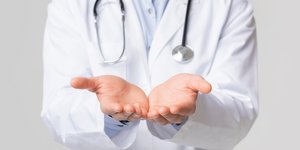 Γιατρός με απλωμένα χέρια