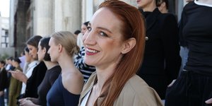 Στεφανία Γουλιώτη κοιταει πλαγια