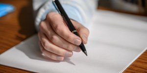 Χέρι γράφει