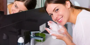 Γυναίκα ετοιμάζεται να πλύνει το πρόσωπό της 
