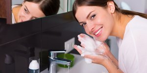 Γυναίκα ετοιμάζεται να πλύνει το πρόσωπό της 