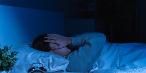 Γυναίκα κοιμάται το βράδυ