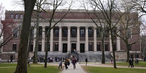 Η βιβλιοθήκη  Widener του Πανεπιστημίου του Χάρβαρντ, το οποίο στοχοθετεί η κυβέρνηση Τραμπ