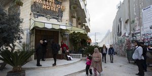 Ο Βρετανός καλλιτέχνης Banksy [Μπάνκσι] άνοιξε το 2017 το Τhe Walled Of Hotel, ένα ξενοδοχείο στην Βηθλεέμ / WIKIPEDIA