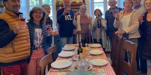 ια να αποφύγουν να «καταλήξουν σε γηροκομείο», 14 ηλικιωμένοι αγόρασαν ένα μεγάλο σπίτι όπου ζουν όλοι μαζί