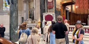 Αρκετός κόσμος συρρέει από το πρωί στον Ιερό Ναό Διονυσίου Αεροπαγίτη για να αποτίνει φόρο τιμής στο εκλιπόντα Πάπα Φραγκίσκο