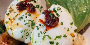 Αυγά ποσέ αβοκάντο Bungalow7 Γλυφάδα Brunch