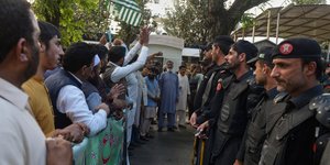 Aστυνομία έξω εμποδίζει διαδηλωτές που διαμαρτύρονται για την αναστολή από την Ινδία της συνθήκης ανταλλαγής υδάτων με το Πακιστάν, στο Ισλαμαμπάντ