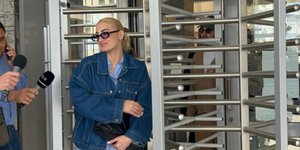 Η Ιωάννα Τούνη έξω από τα δικαστήρια