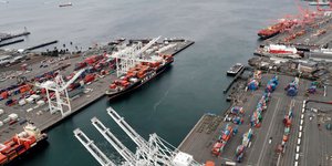 Φορτηγά πλοία σε αμερικανικό λιμάνι