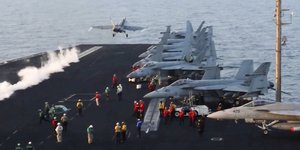 Απονήωση αμερικανικού μαχητικού για επιθέσεις κατά των Χούθι στην Υεμένη