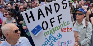 Στους δρόμους χιλιάδες πολίτες στις ΗΠΑ εναντίον του προέδρου Τραμπ