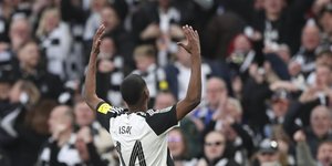 O Ίσακ πανηγυρίζει το γκολ του κόντρα στην Ίπσουιτς