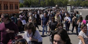 Στους δρόμους ο κόσμος μετά το μπλακ άουτ στην Ισπανία