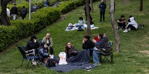 Κάτοικοι της Τουρκίας ανάστατοι σε πάρκα μετά τον σεισμό 6,2 Ρίχτερ