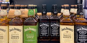 Μπουκάλια του διάσημου αμερικάνικου μπέρμπον Jack Daniel's