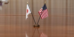 Σημαιάκια Ιαπωνίας και ΗΠΑ 