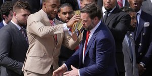 Η στιγμή που το τρόπαιο πέφτει από τα χέρια του αντιπροέδρου των ΗΠΑ, Τζέι Ντι Βανς