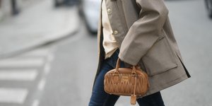 Το κόλπο για να διατηρήσεις το τζιν παντελόνι σου χωρίς σακουλιάσματα, σύμφωνα με τη fashion expert