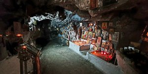 Εκεί που το βουνό συναντά την πίστη και το αγίασμα αναβλύζει μέσα σε μια σπηλιά