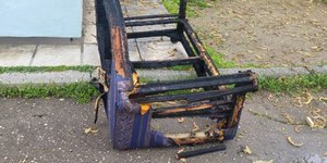 Καμένος καναπές σε αυλή σχολείου 