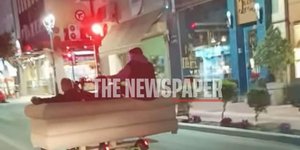 Νεαροί στο Βόλο έβαλαν καναπέ πάνω σε πατίνια και έκαναν βόλτες