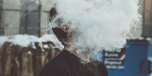 Νεαρός άνδρας με καπνό