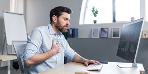 Ανδρας πιάνει τη καρδιά του εν ώρα εργασίας