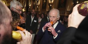 Ο βασιλιάς Κάρολος παίζει φλογέρα με καρότο