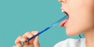 Καθαρισμός γλώσσας από γυναίκα