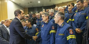 Ο Γιάννης Κεφαλογιάννης χαιρετά πυροσβέστες