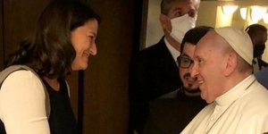 Η Νίκη Κεραμέως χαιρετά τον πάπα Φραγκίσκο