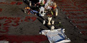 Κερια, λουλουδια για τα θύματα