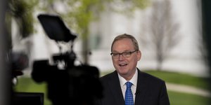 Ο Κέβιν Χάσετ μιλάει σε ΜΜΕ 