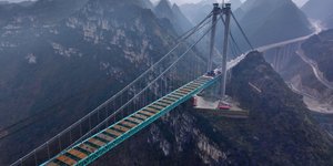 Η Κίνα ανοίγει τη ψηλότερη γέφυρα στον κόσμο -Μειώνει τον χρόνο ταξιδιού από δύο ώρες σε ένα λεπτό.