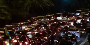 Κίνηση νύχτα στην Αττική Οδό