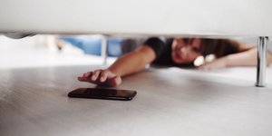 Κινητό τηλέφωνο χωρίς θήκη, μετά από πτώση κάτω από κρεβάτι
