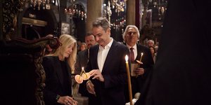 O Κυριάκος Μητσοτάκης με τη σύζυγό του Μαρέβα στην Ακολουθία Περιφορά του Επιταφίου στον Ιερό Ναό Ευαγγελιστρίας Τήνου