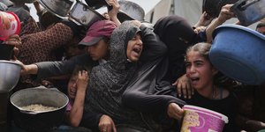 κλαματα σε συσσίτιο 