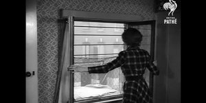 Κλουβί για το μωρό στο μπαλκόνι, μια ανατριχιαστική πρακτική