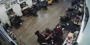 Η στιγμή που η κομμώτρια κόβει τα μαλλιά της 11χρονης 