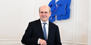 Ο Κωστής Χατζηδάκης, χαμογελαστός