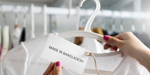 κρεμαστρα μπλουζακι