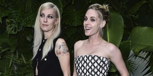 Κρίστεν Στιούαρτ (δεξιά) και Ντίλαν Μέγιερ (αριστερά)