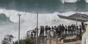 Κόσμος κοιτάζει τα κύματα