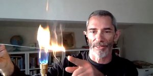 Ο Κώστας Λακαφώσης έκαψε έλαια σιλικόνης σε ζωντανή μετάδοση